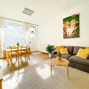 Apartment Bright 2 Bedroom In Convinient Location, Berlin